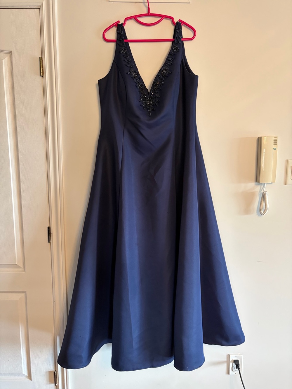 Elegant Navy V-Neck Evening Dress with Beaded Detail size 18